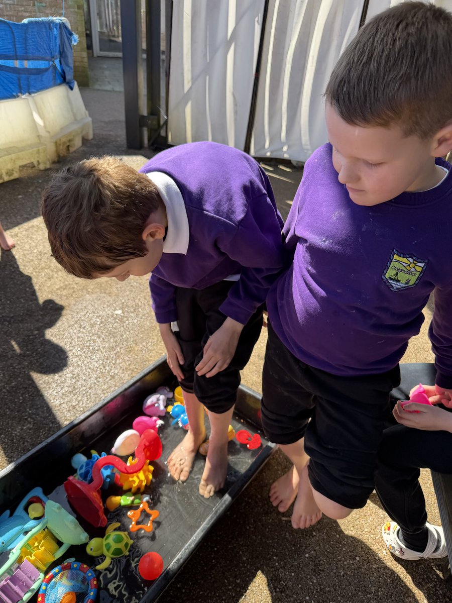 MrsJenkinsKL's tweet image. Making the most of the beautiful sunshine with some outdoor water play fun! ☀️💦 A great way to explore, play and enjoy sensory experiences together. 🌈 #LearningThroughPlay #OutdoorActivities
