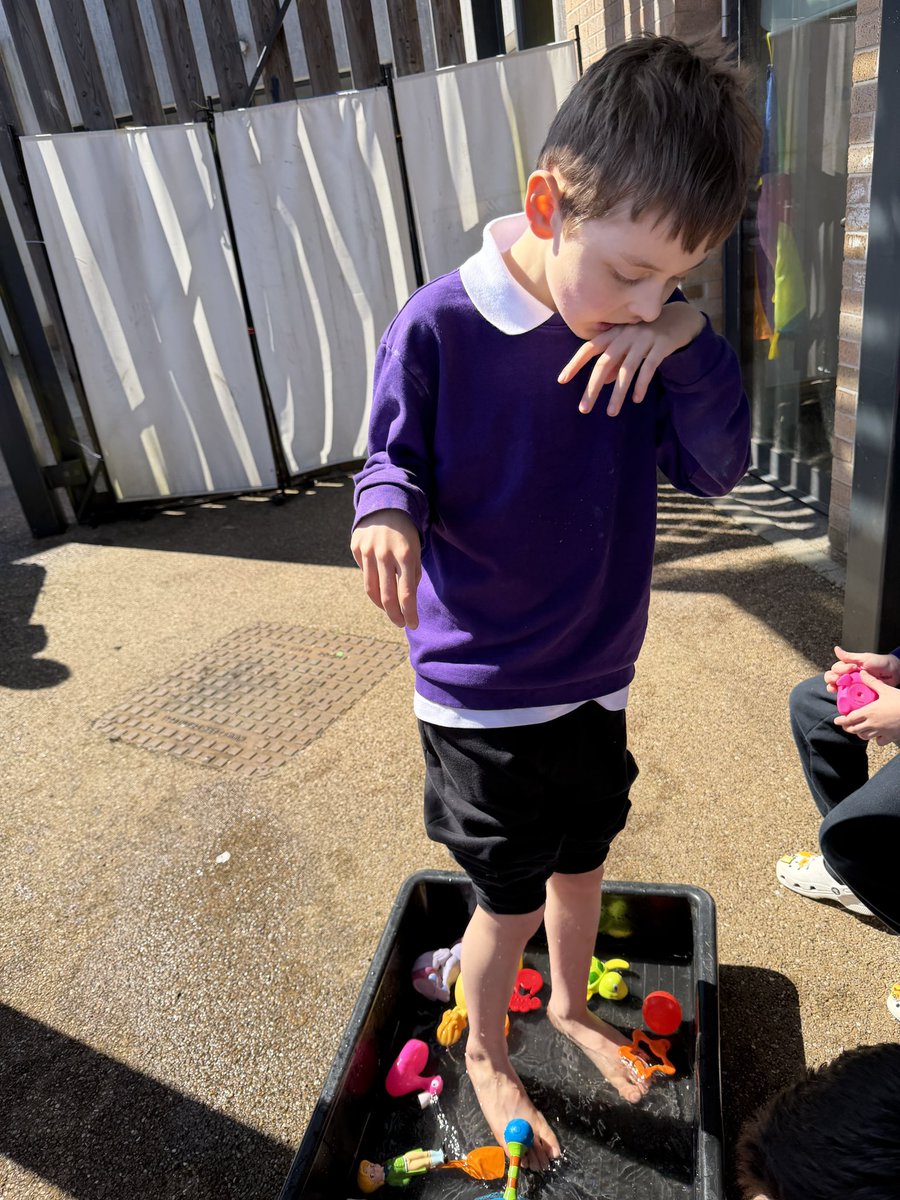 MrsJenkinsKL's tweet image. Making the most of the beautiful sunshine with some outdoor water play fun! ☀️💦 A great way to explore, play and enjoy sensory experiences together. 🌈 #LearningThroughPlay #OutdoorActivities