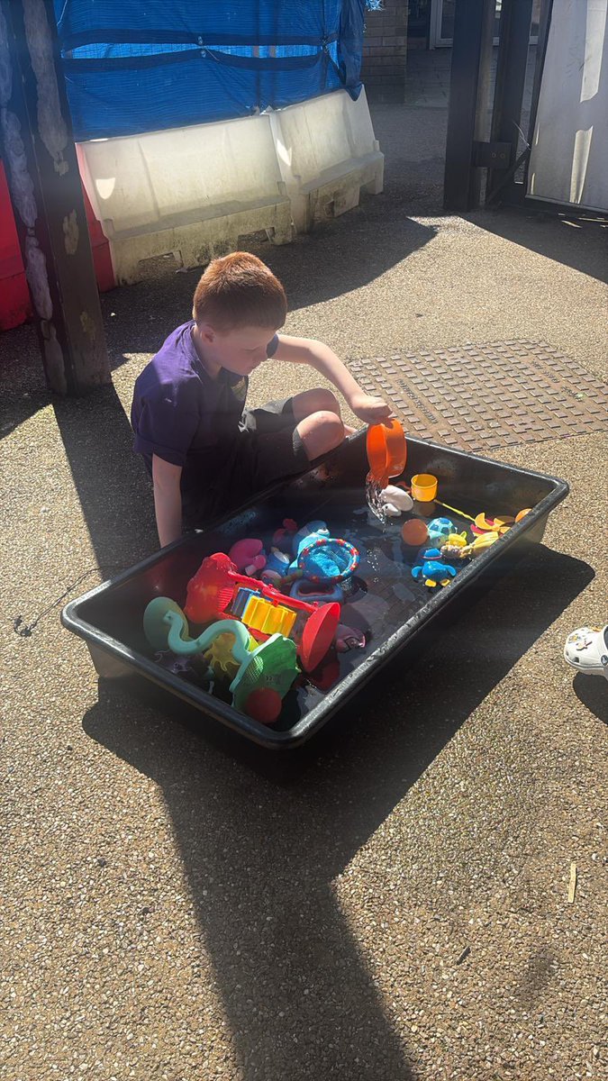 MrsJenkinsKL's tweet image. Making the most of the beautiful sunshine with some outdoor water play fun! ☀️💦 A great way to explore, play and enjoy sensory experiences together. 🌈 #LearningThroughPlay #OutdoorActivities