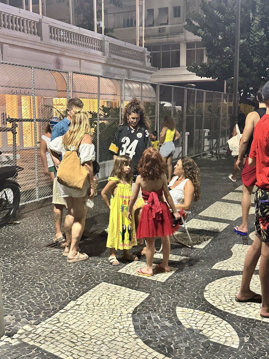 Isso é o que impressiona: a Shakira abarca todos, de gays à idosas, grávidas e crianças, que vem fantasiadas para a porta do hotel onde ela está hospedada.