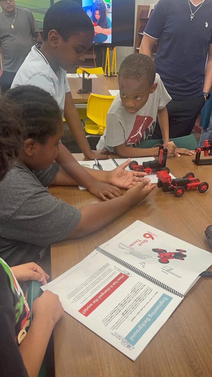 DillardES's tweet photo. What an incredible way to wrap up the year! 🤖✨ Our Robotics Club showcased their creativity, problem-solving, and teamwork during today’s Robotics Showcase! We are so proud of our future engineers and innovators for all of their hard work and dedication this year. 💚💛 https://t.co/QUCStfUaUG