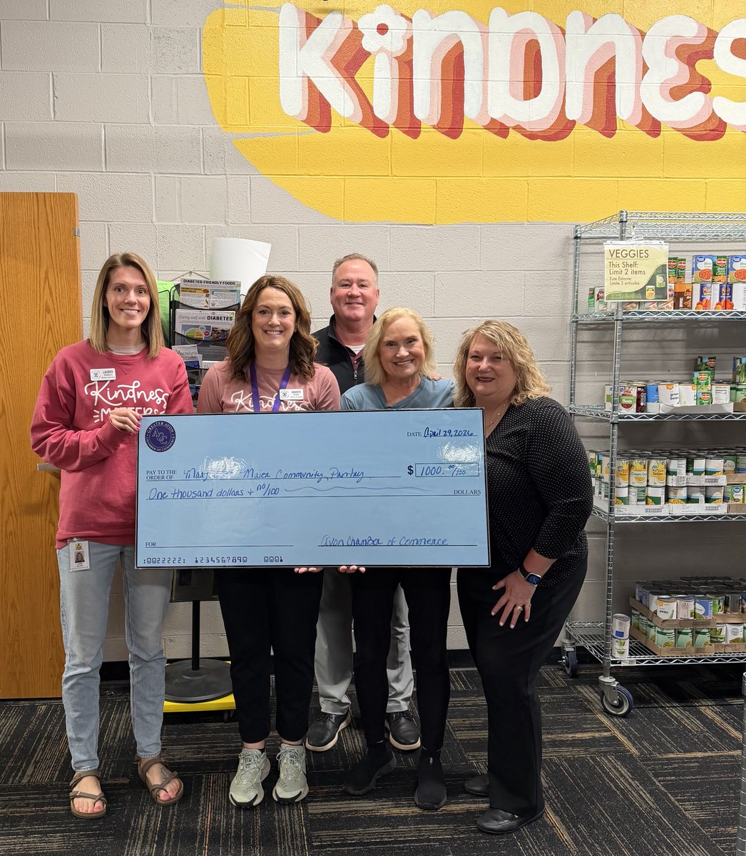 AvonHoernemann's tweet photo. The Avon Chamber of Commerce is a tremendous supporter of @mlmpantry in the Avon Schools @orioletweets. We are grateful to ⁦@avonindiana⁩ Tom Downard &amp; Lisa D. Bd members Lauren Ballard &amp; Mary Burkhart along with Director Kristi Kerr gratefully accepted $1000! https://t.co/bLjT19NULl