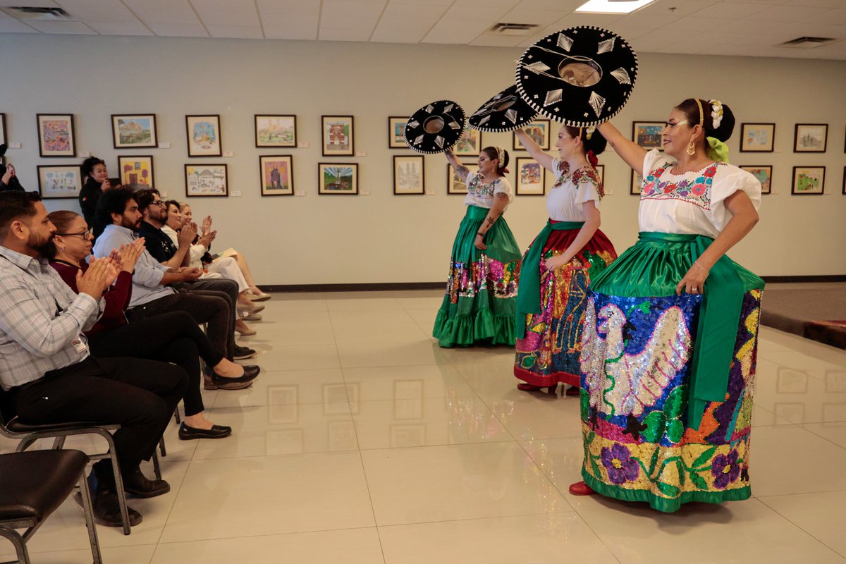 ConsulMexDou's tweet photo. En el marco del Día del Niño, ConsulMéxDouglas inauguró el XXVIII Concurso de Dibujo Infantil “Este es mi México” con la exposición Pueblos y Barrios Mágicos de México. El evento incluyó artistas locales y bailables tradicionales, celebrando la creatividad, la cultura y la niñez. https://t.co/dVEXQPc8q9