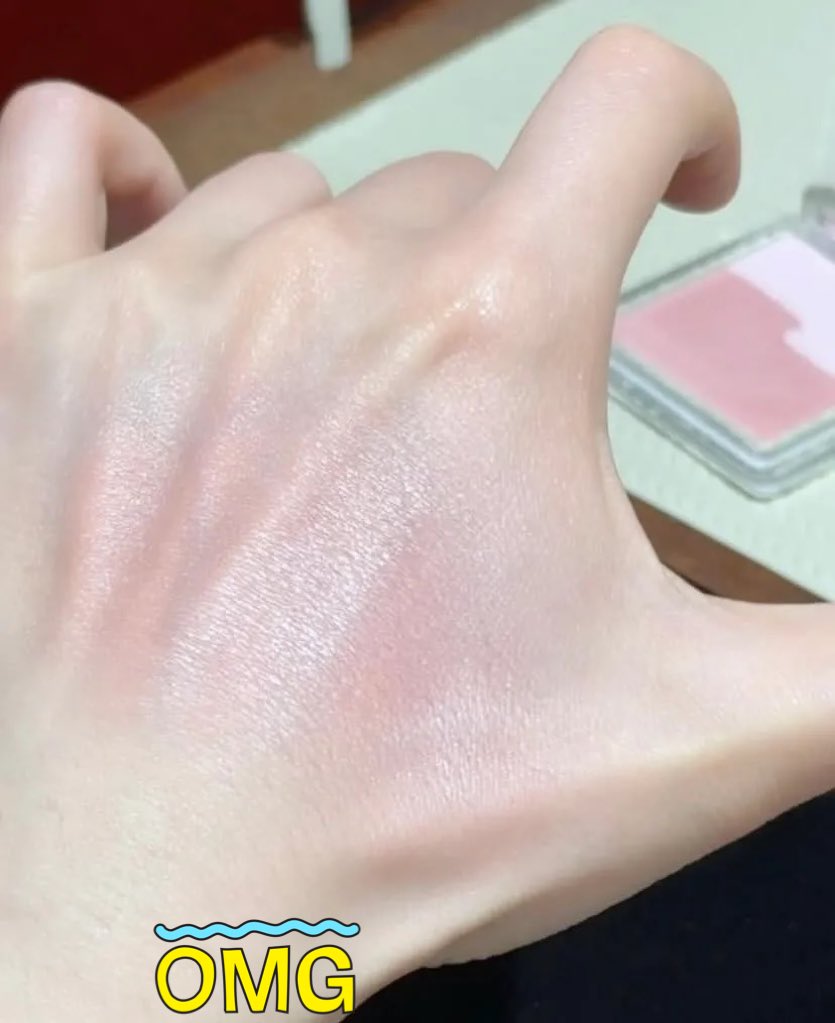 nadaeladela's tweet photo. makasih banget yang dulu sempet spill blush ini 😭🙏
soalnya… ini pertama kalinya aku nemu blush yang “glow-nya beda”

bukan yang menor, tapi bikin wajah keliatan fresh + sehat gitu 👀✨
dipake tipis aja udah langsung hidup mukanya https://t.co/VHgkY3VAn9