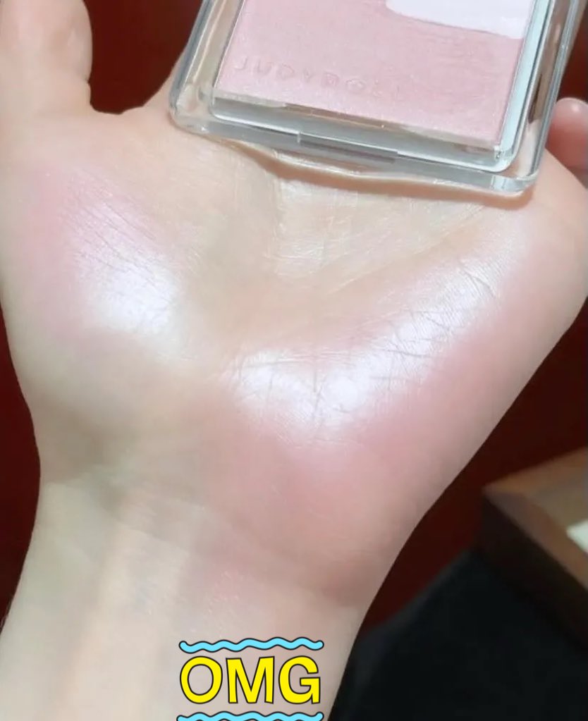nadaeladela's tweet photo. makasih banget yang dulu sempet spill blush ini 😭🙏
soalnya… ini pertama kalinya aku nemu blush yang “glow-nya beda”

bukan yang menor, tapi bikin wajah keliatan fresh + sehat gitu 👀✨
dipake tipis aja udah langsung hidup mukanya https://t.co/VHgkY3VAn9
