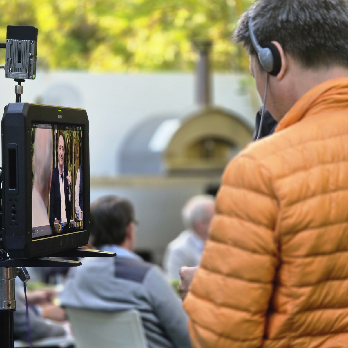 IG1com's tweet image. #ThrowbackThursday
Throwing back to outdoor settings, great weather and conversation. 
And the IG1 Team capturing it all!

#itsgoodtobetheking #videoproduction