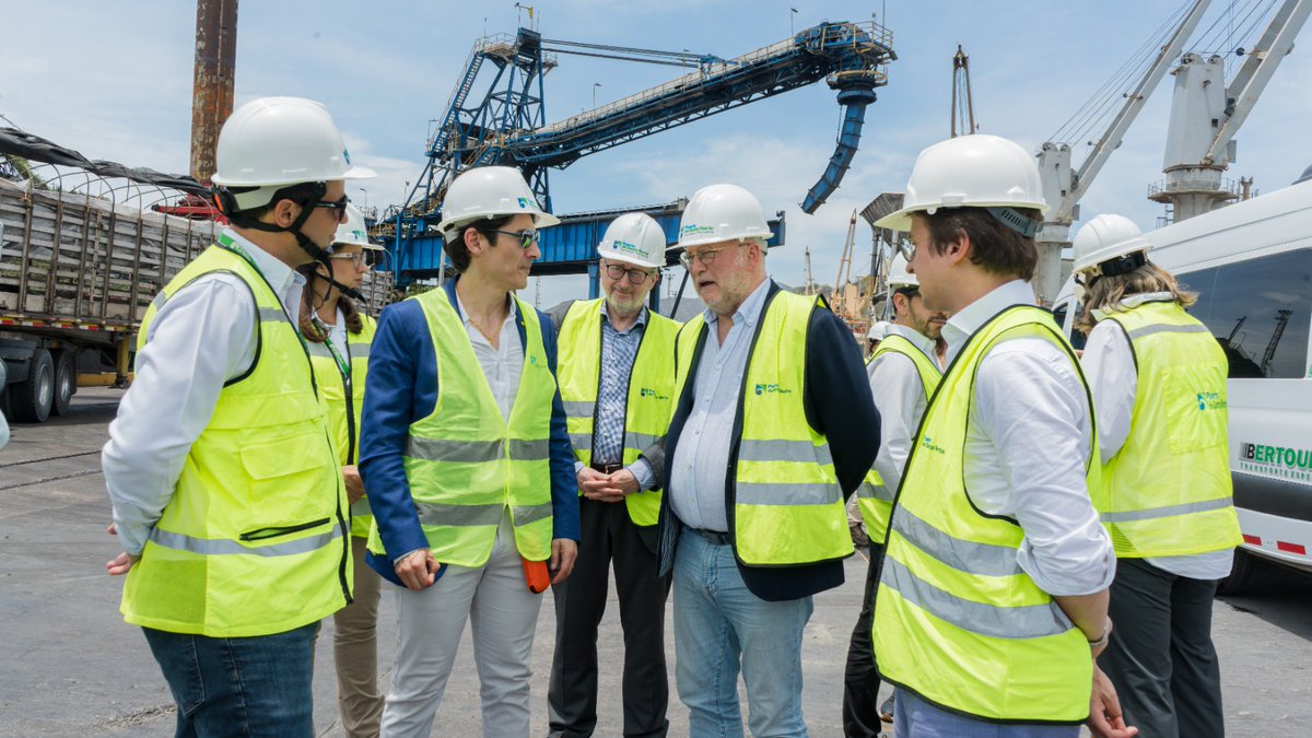 BEembassyBogota's tweet photo. Incluyó una sesión de trabajo sobre sostenibilidad y descarbonización en los puertos y en el transporte marítimo internacional.

🇧🇪🤝🇨🇴 wla transición energética no es solo un desafío global, es una oportunidad concreta para transformar nuestros puertos, nuestras rutas y empleos! https://t.co/br4UnMeNpm