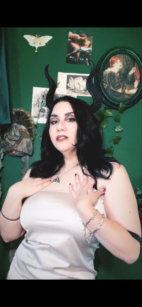 rosier3dd's tweet image. My favorite colors are green and black. They make me want to escape back into the woods🌿🖤♠️ #fantasy #gothgirl