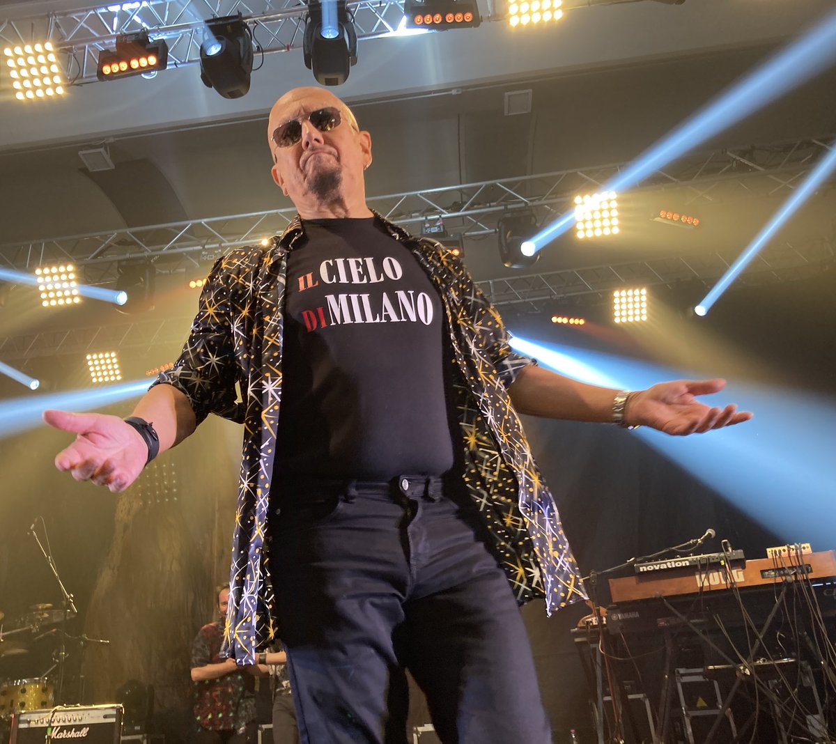 EnricaSaisi's tweet photo. Quest’anno festeggio i miei primi 40 anni di carriera da fan e stasera mi sono fatta un regalo speciale! Lanciano Forum di Castelraimondo (MC) #Datazero @enricoruggeri non delude mai! In forma strepitosa Rouge 🎶🎤🎸❤️❤️❤️ https://t.co/Iu16nT3E6O