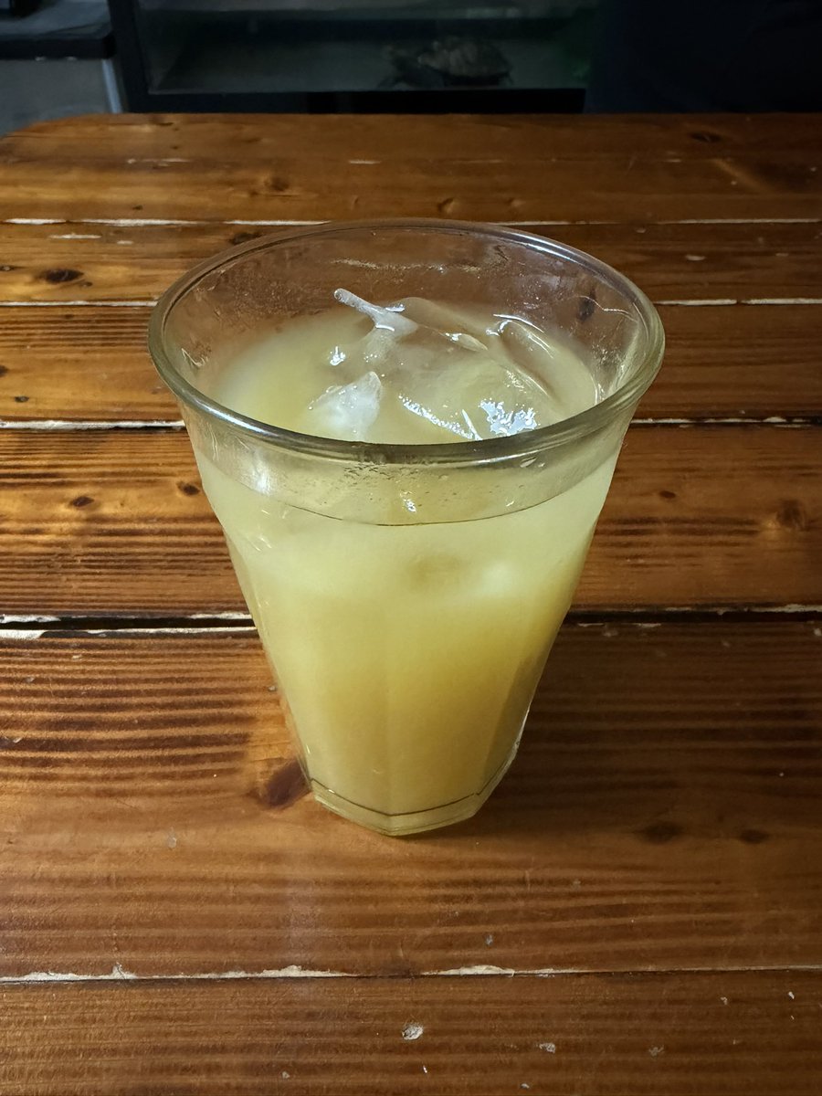vegelovecat's tweet image. おはよー
雨降り 5:00車で公園まで行ってさっとすませたよ
昨夜は2人飯 厚揚げの期限切れたからどかっと煮物 サラダ 味噌汁 納豆 海苔
息子帰宅して🏀見ながらパイナップルジン 叔父が100%🍍くれたから久々氷買ってきた うま
 #vegan #ヴィーガン #保護猫を家族に
お邪魔な空ちゃん