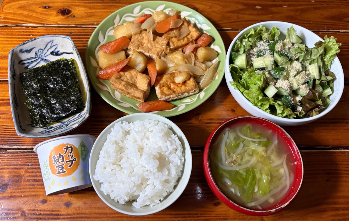vegelovecat's tweet image. おはよー
雨降り 5:00車で公園まで行ってさっとすませたよ
昨夜は2人飯 厚揚げの期限切れたからどかっと煮物 サラダ 味噌汁 納豆 海苔
息子帰宅して🏀見ながらパイナップルジン 叔父が100%🍍くれたから久々氷買ってきた うま
 #vegan #ヴィーガン #保護猫を家族に
お邪魔な空ちゃん