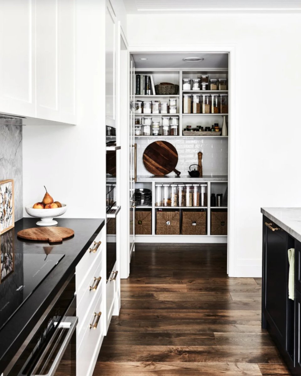 College_Aus's tweet image. Friday Feels ✨

Wouldn’t mind sneaking away to prep dinner in this gorgeous butler’s pantry… stylish, serene, and just the right amount of “hideaway from the chaos.” 😉

Image via. @homebeautiful 

#FridayFeels #ButlersPantry #InteriorInspo #LuxuryHomes #ACOP #HiddenGem