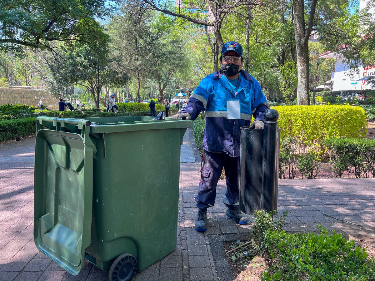 OlaMHmx's tweet photo. Hoy inicia el Festival de Flores y Jardines Polanco #FYJA 2026, y las cuadrillas de la #OLAMH están trabajando para mantener la zona en óptimas condiciones. 🌼🧹

Disfruta tu visita, no tires basura en la calle y cuidemos las áreas verdes. 🌳❤️✨ https://t.co/AjjUiQ2YJQ