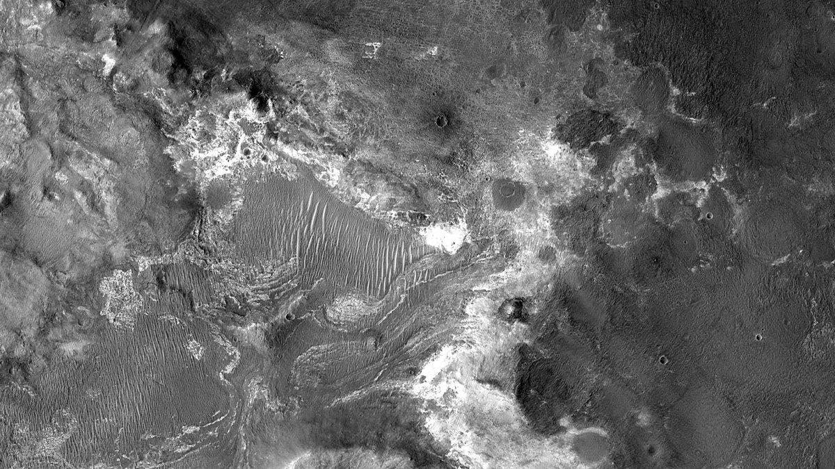 HiRISE's tweet image. HiRISE 8K: Compositionally Diverse Bedrock

Regolith, particulate fragmented rock and fine grained soils, generally covers most of the surface of Mars. 

Full cutout on Flickr: flic.kr/p/2satTh7

NASA/JPL-Caltech/University of Arizona
#Mars #NASA #science