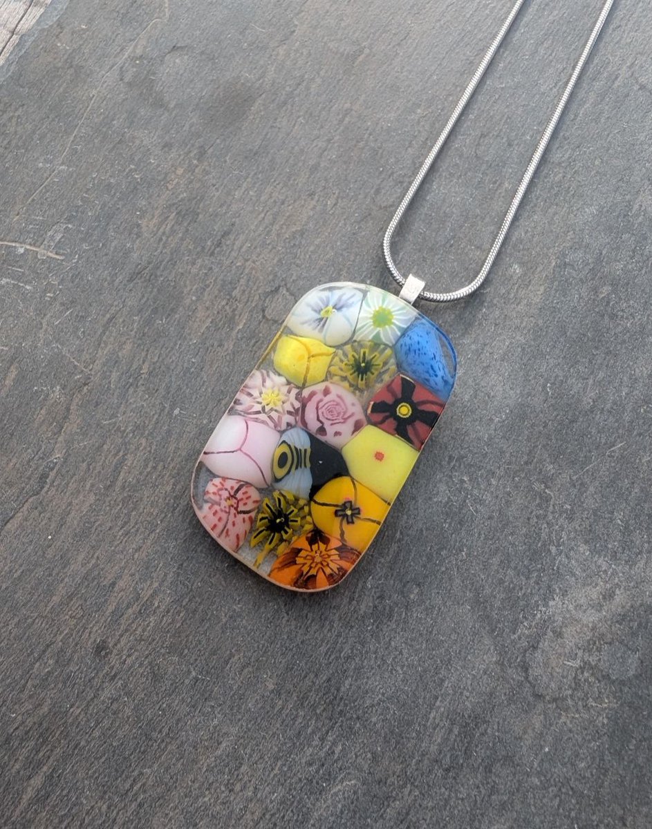Samphireglass's tweet image. Beautiful floral fused glass necklace. A unique handcrafted glass pendant with sweet floral designs. A lovely gift ideas maybe. 

#handmade #giftideas #shopindie

samphireglass.etsy.com/listing/444499…