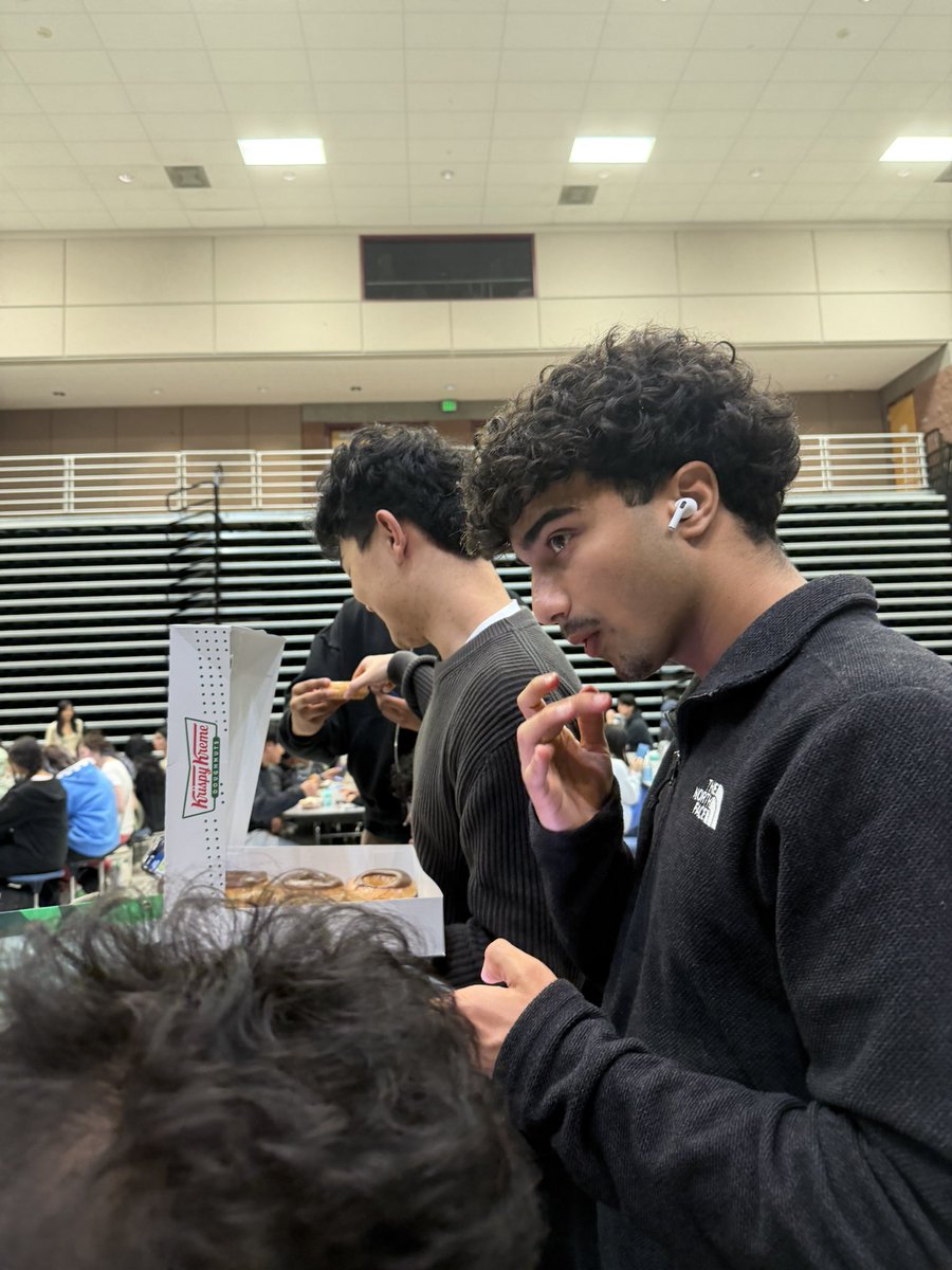 clubamericajhs's tweet image. Spent my lunch break bribing people into democracy 🍩🗳️ Handed out doughnuts, dropped some American trivia, and walked away with 30+ voter pledges. Civic duty never tasted so good 🇺🇸
@tpusastudents 
#GetOutTheVote #VoterPledge #americafirst