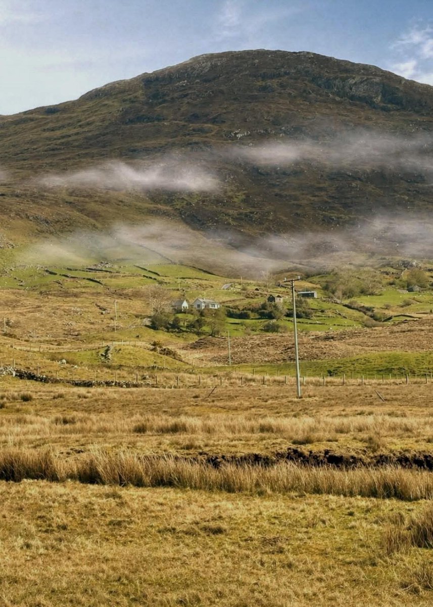 ThisIsIreland3's tweet image. 📍Connemara, County Galway 🇮🇪

A few houses sit quietly at the lower base of the mountain, while soft clouds drift down and wrap the slopes in mist 🏞️ 💚

📸 Mad about Ireland

#Ireland #Connemara #Galway #Peace