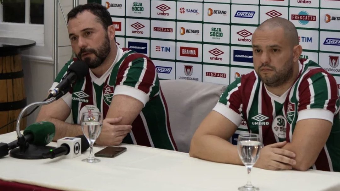 Se vocês tem o mínimo de consideração pela torcida e pelo clube, vão demitir esse verme ainda na Bolívia e largar ele lá asfixiado.

Frouxos e omissos. O Fluminense está acabado nas mãos de vocês.