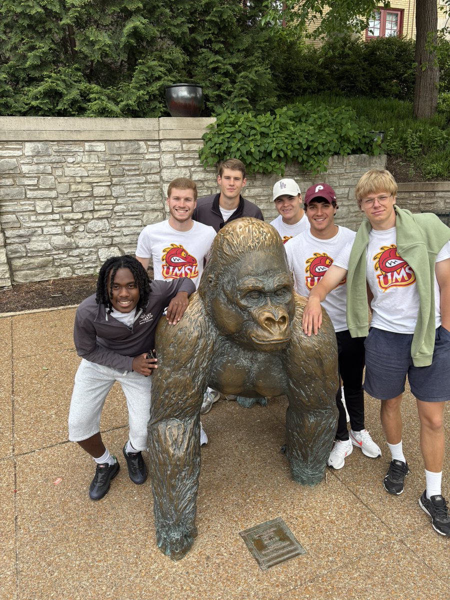 UMSLMSOC's tweet photo. Nothing says team like a trip to the St. Louis Zoo! 

#SetTheStandard https://t.co/mD63kHO4gL