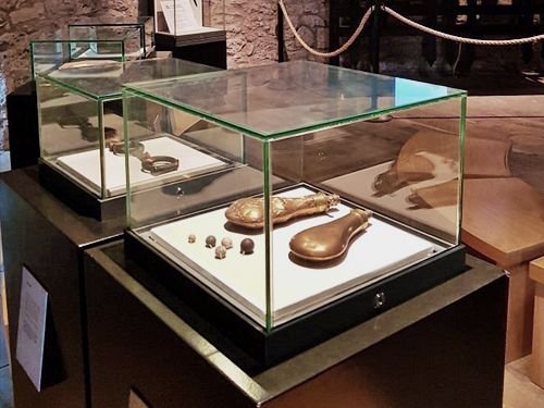 BaSnorkel's tweet image. The Waterford Museums (Ireland) offer an Epic Walking Tour of the Viking Triangle. Officially, it takes 45 min, but since we were the only guests and asked many questions, our tour took a bit over 1h. Fantastic! #Waterford #Ireland backpackandsnorkel.com/Ireland/Day6/#…