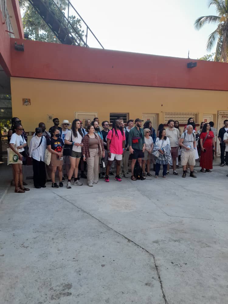 Recibimiento a delegación de #ReinoUnido, #Irlanda y #PaísesBajos en la empresa Navegación Caribe. Le dio la bienvenida a la delegación Katia Labrada (Secretaria Nacional del sindicato), junto directivos, trabajadores y niños de la escuela primaria Héroes de Girón. 🇨🇺

#ICAPCuba