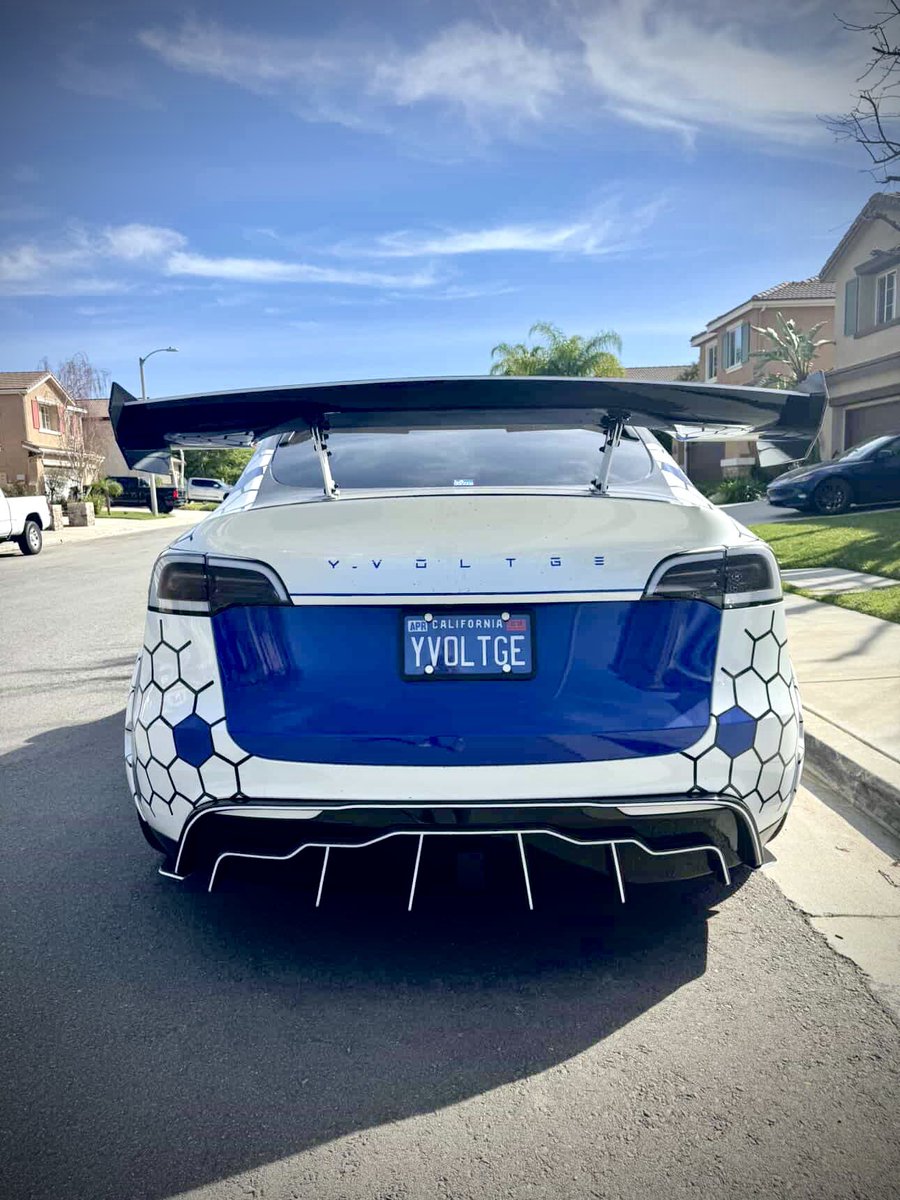 TeslaClubSoCal's tweet photo. EV FEST Car Show! 
CONFIRMED: @y_voltge on IG 

#evfest #socalevs #teslaclubsocal #fthepump https://t.co/yur0CT02xs