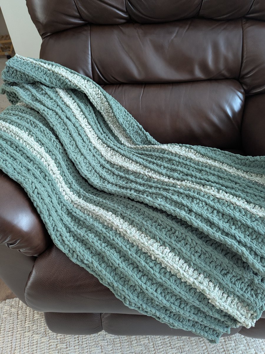 langer161's tweet image. Give the gift of #handmade warmth!! This throw blanket is perfect for #moms grads and more. Now available in my #etsy shop catscreationbylanger.etsy.com #Mothersday #crochet