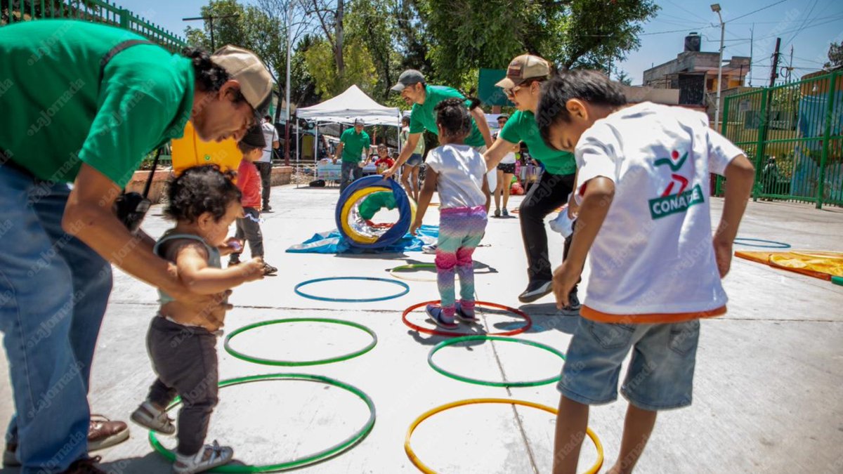 lajornadaonline's tweet photo. 🎈🧸 En el marco del Día del Niño, la asociación civil INSADE regaló juguetes y realizó actividades con las infancias del campamento de migrantes ubicado a un costado de las vías del tren en la colonia Vallejo, el 30 de abril de 2026.

Más información en https://t.co/Ci6rYGay6M

📸 Jair Cabrera Torres 
#GaleriasLaJornada