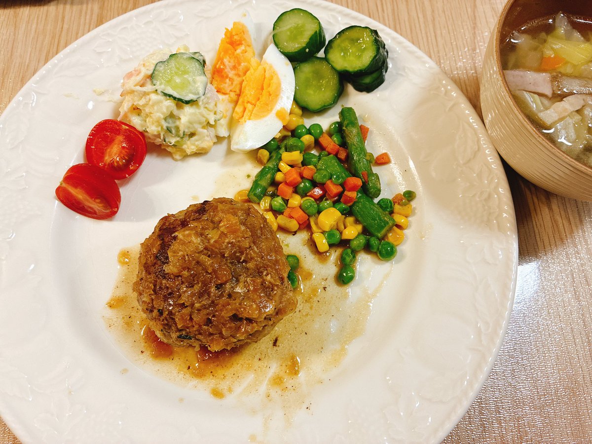 おはようございます😃
生憎のお天気になりました☔️
昨夜晩ご飯和風ハンバーグ🧅ソース、🥔ポテサラ大人は柚子胡椒少しプラス、子供達は牛乳少しプラス🥛
新しい車に7人乗せて走るの初なので緊張する😅🚙💨
運転手は👵🏻👴🏻安全運転で山形日帰り温泉行って来ます👋