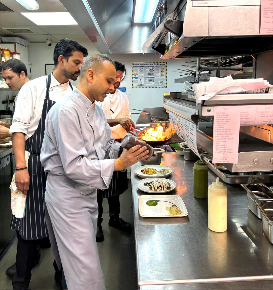 SurenderChef's tweet photo. The best Indian restaurant in London, where authenticity, flavour and innovation come together in perfect harmony. At @jamavarlondon, every dish carries a story from the heart of India ✨ 

@MichelinGuideUK #MichelinStar #JamavarLondon #indiancuisine #Mayfair #london https://t.co/rGEgRA0WJJ