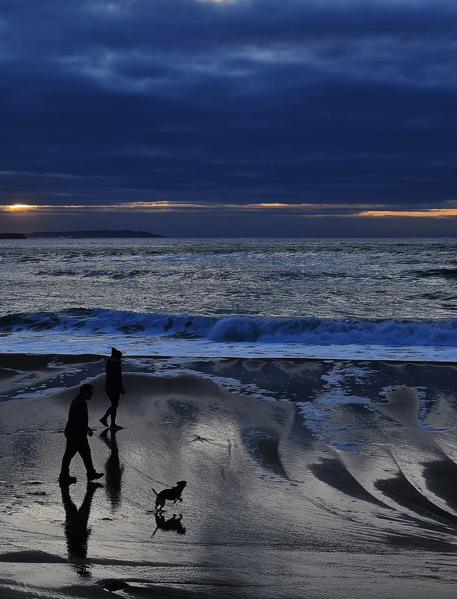 ThisIsIreland3's tweet image. The blue and the dim and the dark cloths
Of night and light and the half-light 💚

~W. B. Yeats (1865-1939)

📍Goodnight from Bundoran Beach, County Donegal. Sleep tight, we'll see you in your dreams 🇮🇪 💤

📸 Paul McGahon

#Goodnight #Ireland #Donegal #Yeats #Bundoran #Sleep