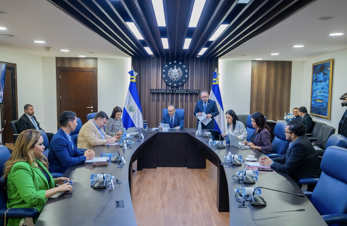 ECastroES's tweet photo. En la Comisión Política recibimos las piezas que permitirán la representación de los salvadoreños en el exterior en esta Asamblea Legislativa y para despartidizar el Tribunal Supremo Electoral (TSE).

Con el fin de continuar el estudio de estas iniciativas, convocamos este próximo lunes a:
⏺️ Adriana Mira, viceministra de Relaciones Internacionales 
⏺️ Representantes del Registro Nacional de las Personas Naturales (RNPN)
⏺️ Miembros del TSE

Como siempre, nuestra sesión de trabajo será transmitida a través de los medios legislativos, y estará abierta a los medios de comunicación y a los salvadoreños.