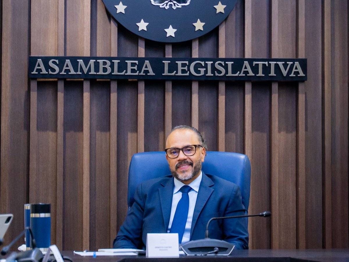 ECastroES's tweet photo. En la Comisión Política recibimos las piezas que permitirán la representación de los salvadoreños en el exterior en esta Asamblea Legislativa y para despartidizar el Tribunal Supremo Electoral (TSE).

Con el fin de continuar el estudio de estas iniciativas, convocamos este próximo lunes a:
⏺️ Adriana Mira, viceministra de Relaciones Internacionales 
⏺️ Representantes del Registro Nacional de las Personas Naturales (RNPN)
⏺️ Miembros del TSE

Como siempre, nuestra sesión de trabajo será transmitida a través de los medios legislativos, y estará abierta a los medios de comunicación y a los salvadoreños.