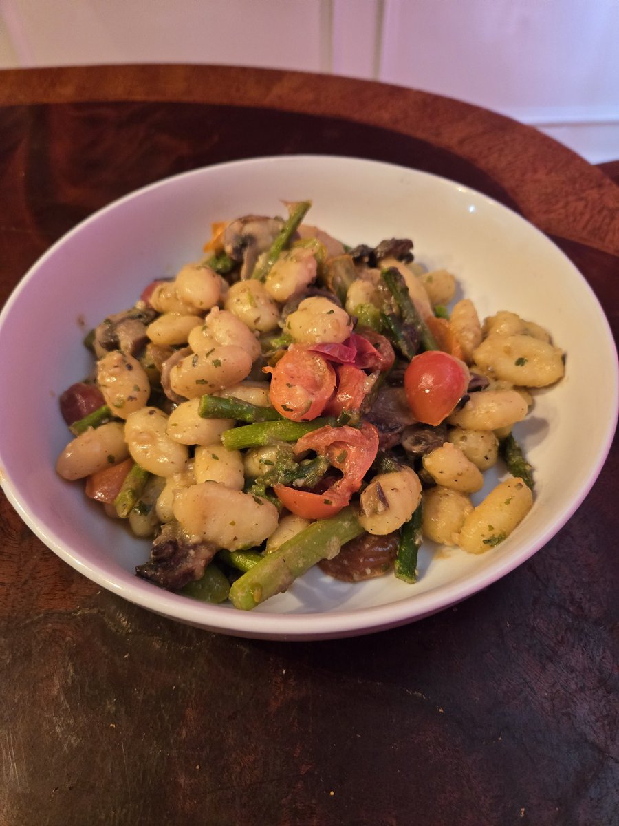 centerepublican's tweet image. I needed a quick dinner that used veggies in our fridge ahead of our trip. I made gnocchi with asparagus, mushrooms, and tomatoes, in olive oil, garlic, and nooch. What are you having? #Vegan #GoVegan #veganfood #veganeats #veganaf #dinner