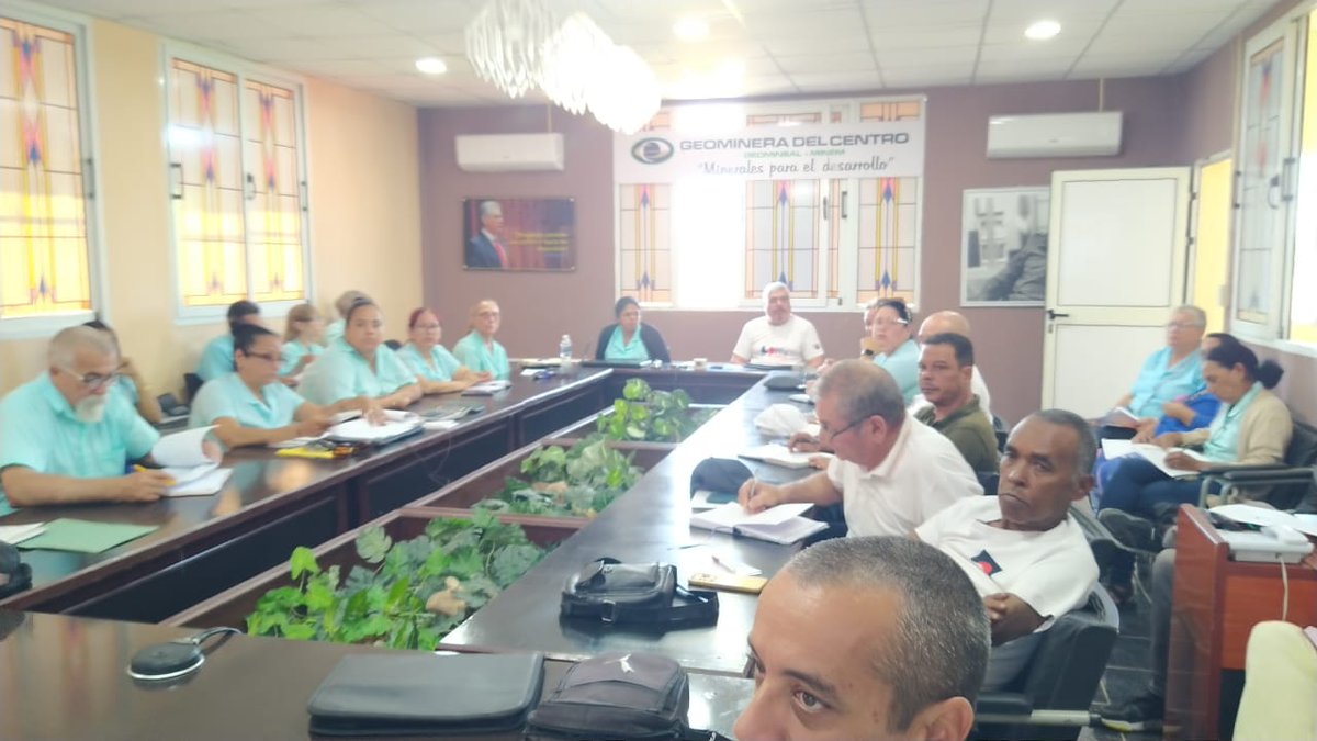 geomineracentro's tweet photo. Asamblea d representantes, directivos d UEB, sindicalistas, trabajadores destacados, cuadros, especialistas y obreros. Se evaluó resultados del I Trimestre, la estrategia laboral y las perspectivas d nuevos negocios para afrontar la crisis energética nacional
#LaPatriaSeDefiende https://t.co/VaJ54RbjNX