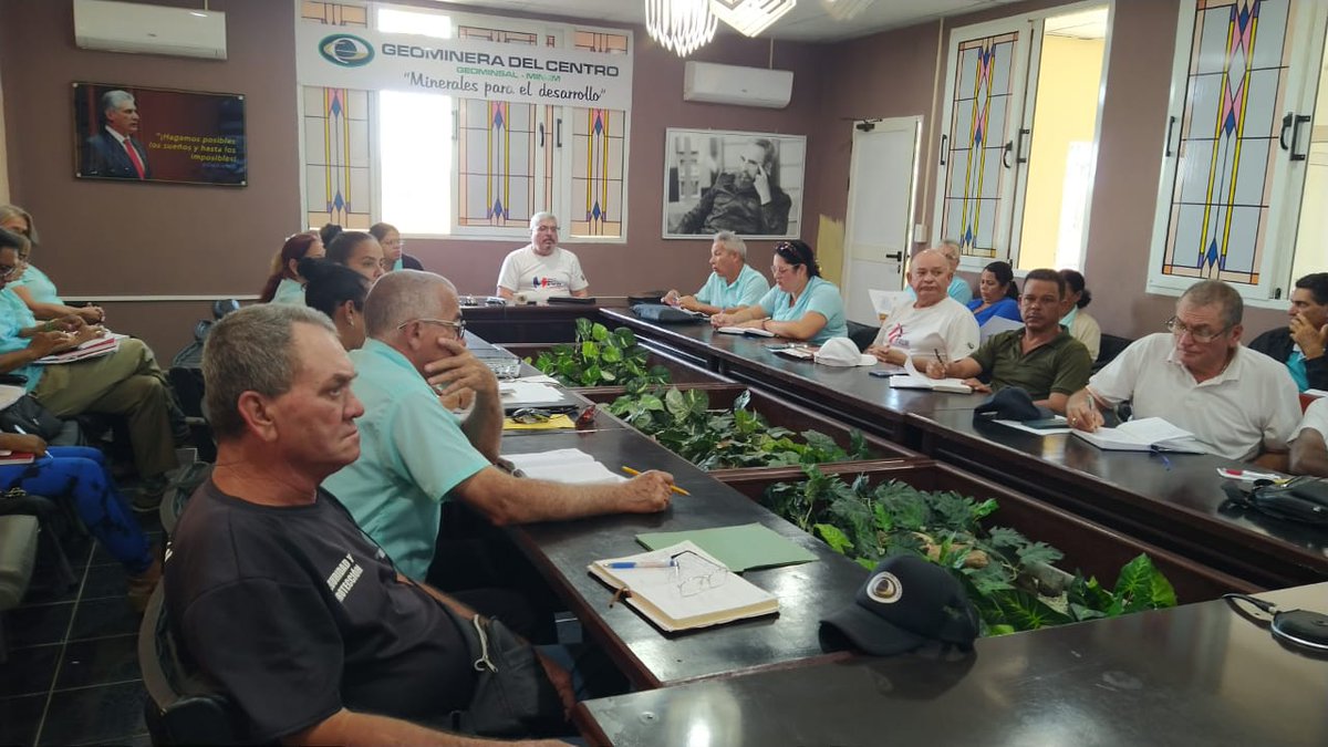 geomineracentro's tweet photo. Asamblea d representantes, directivos d UEB, sindicalistas, trabajadores destacados, cuadros, especialistas y obreros. Se evaluó resultados del I Trimestre, la estrategia laboral y las perspectivas d nuevos negocios para afrontar la crisis energética nacional
#LaPatriaSeDefiende https://t.co/VaJ54RbjNX