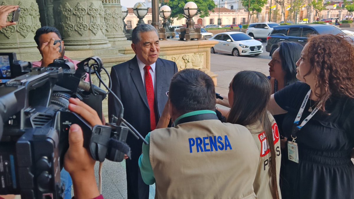 guatevisible's tweet photo. 📌Entrevistas del presidente Bernardo Arévalo a candidatos a Fiscal General
Se presentó en el Palacio de la Cultura el candidato a fiscal general, Néctor Guilebaldo de León Ramírez.
#ElecciónMP2026
#elMPimporta https://t.co/2MgXsFgIEO