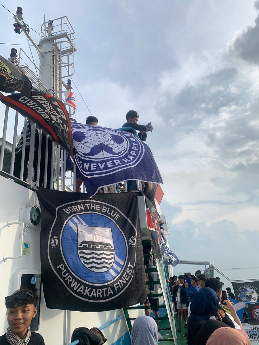 borntheblue's tweet photo. BAHAGIA!! pulang selamat sampai tujuan semuanya 💙 https://t.co/h62GdVRGDK