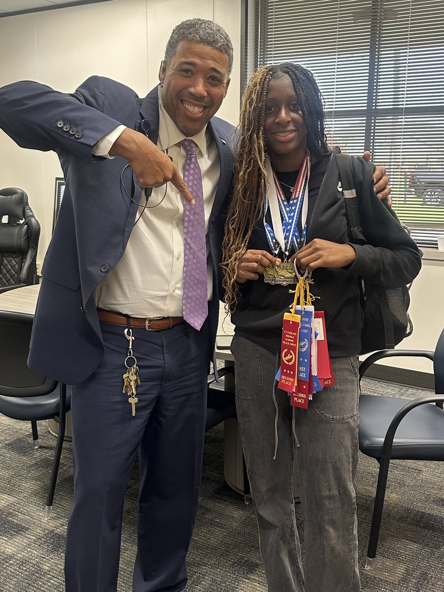 GoLadyPatriots's tweet photo. Juliet showing off her THREE gold medals to Principal Mitchell 🥇🥇🥇
Grateful for a leader who celebrates our athletes, shows up, and supports the work behind the scenes!!! https://t.co/8V6XG6tW5B