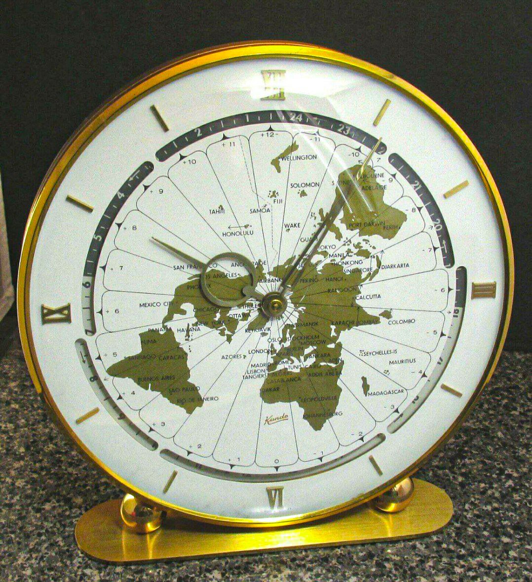 FlatEarth_TW's tweet photo. 1950年代の、ドイツ製の24時間制フラットアース時計。
太陽の軌跡はこういう事だったのよ。