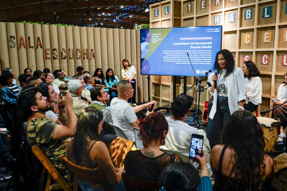CentroMemoriaH's tweet photo. En el conversatorio y la proyección del documental, producto de la iniciativa de memoria histórica del CNMH «Ricardo Semilla», nos acercamos a una reconstrucción profunda de la vida y el legado de Ricardo Lara Parada, excombatiente del ELN, líder político y social que, tras dejar las armas, dedicó su vida a la organización comunitaria y a la construcción de paz desde los territorios, especialmente en Barrancabermeja. @FundacRicarLara 

Desde una mirada humanística, la pieza lo reconoce como impulsor de procesos organizativos y como referente de la vida comunitaria.

El documental también sitúa su trayectoria en el contexto del Frente Amplio del Magdalena Medio y en las memorias de su familia, abriendo una reflexión necesaria sobre el país que habitamos hoy.

Como lo comparte Mónica Lara, su hija y representante de esta iniciativa de memoria histórica: «Este documental es el resultado de más de diez años de investigación y archivo sobre “un hombre que fue semilla”, el primer excombatiente que decidió dejar las armas para apostar por la transformación social desde las comunidades y la paz, defendiendo la esperanza como una práctica militante».