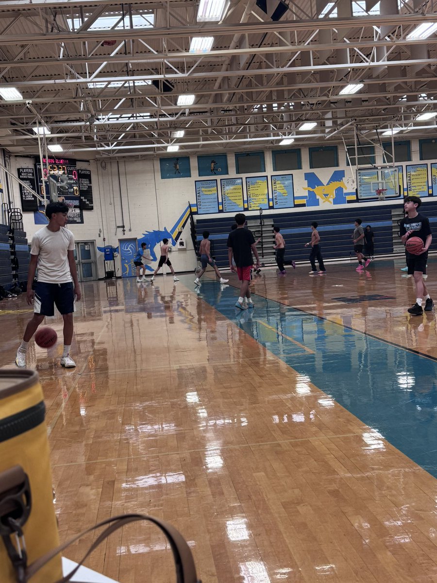 McMemorialHoops's tweet photo. Open gym was 🔥🔥🔥
Boys are putting in the work and becoming gym rats!! Even got our 8th graders showing up to work! @mospatterson @Athletics_CMS1
#CultureBuilding #hardwork https://t.co/2p130w1UHM