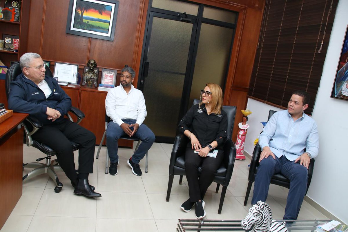 Moca se prepara para recibir la Feria Mipymes: Con el objetivo de dinamizar la economía local y fortalecer el tejido empresarial de la zona, una nutrida comisión del <a href="/MIC_RD/">Ministerio de Industria, Comercio y Mipymes</a> visitó la Alcaldía de Moca para dar inicio a los preparativos de la próxima Feria Mipymes en esta ciudad.