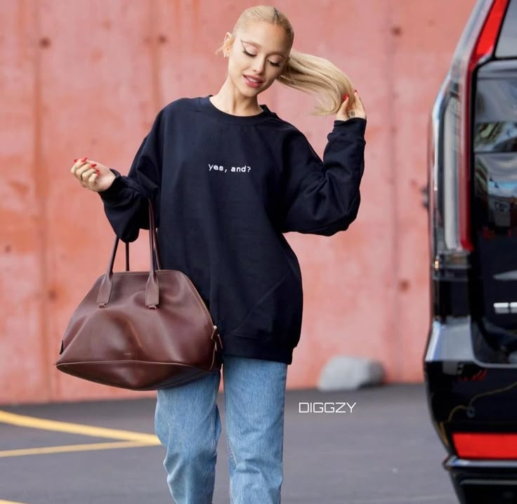aliengrande7's tweet photo. Ari wearing her merch 🩶🌸 https://t.co/LLKuRsMH0s