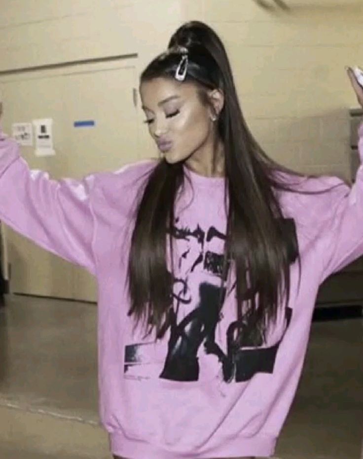 aliengrande7's tweet photo. Ari wearing her merch 🩶🌸 https://t.co/LLKuRsMH0s