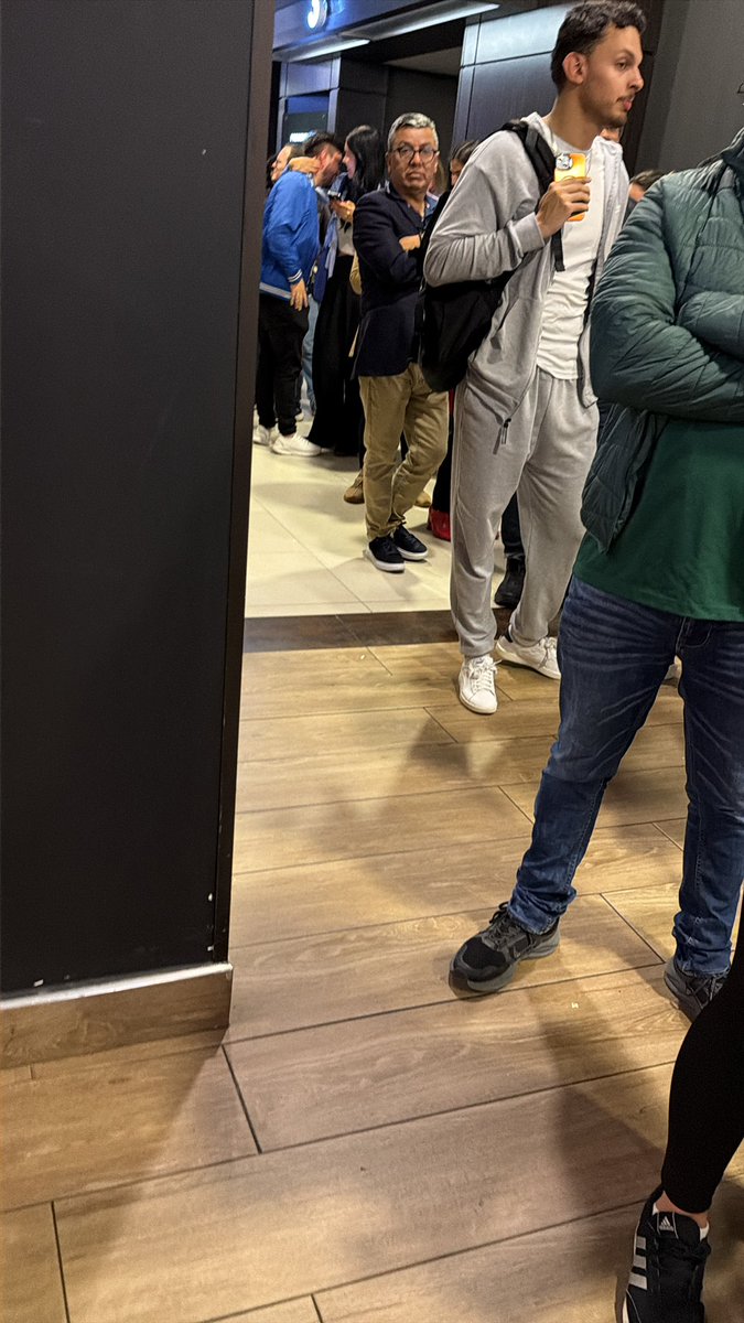 ANDRESALARCON1's tweet photo. Es ilógico más de 30 minutos en fila para la confitería. https://t.co/oMkdQlpPG0