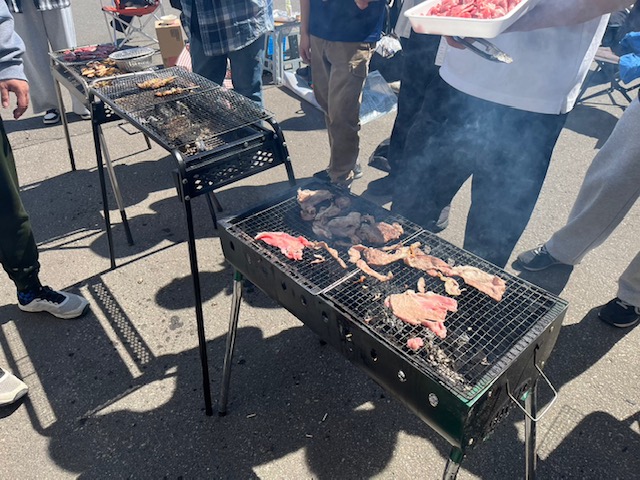 DENCOM_official's tweet photo. 若手社員が #BBQ  おいしそう #焼肉 🍖　
 会社近くの #桜  今年は4/29に満開 https://t.co/Vpnc4M0N22