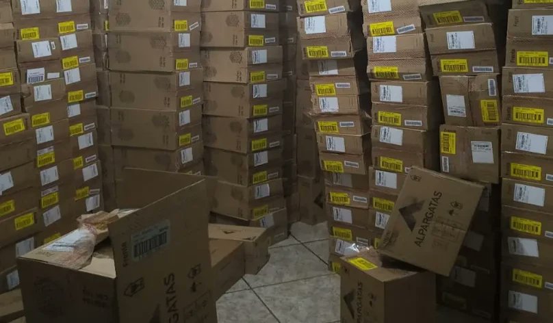 olavrense's tweet photo. PM recupera em Neves carga de sandálias furtada em Lavras 🚨📦Quatro homens foram presos com 455 caixas de calçados e um caminhão clonado durante operação na Grande BH. 👇https://t.co/YEQuWYpiGc #lavras #furto #pmmg #CargaRecuperada https://t.co/ECKlcorVEf