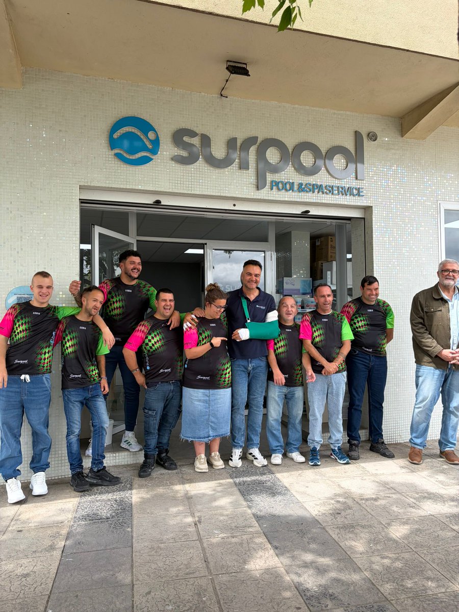 deportescg's tweet photo. 🚵♂️ #ciclismo @Surpool hace entrega a @ApadisAlgeciras de los nuevos maillots para la nueva temporada @FACiclismo @RFECiclismo #Algeciras #APADIS #surpool
https://t.co/Lbg7NXVFYH https://t.co/U5g3DleH56