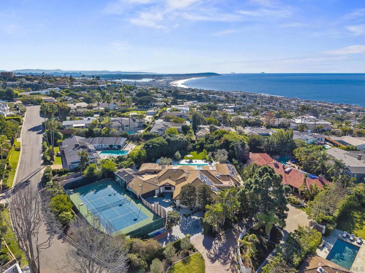 DreamHomesMag's tweet photo. Gated and approached by a long, private drive, this rare Muirlands estate on almost an acre offers extraordinary privacy, scale, and serenity. 

Presented by: @GregNoonanLJ DRE# 00655720 | Berkshire Hathaway HomeServices CA Properties

View: https://t.co/DnZwcxKfB2
#LaJolla https://t.co/dY9WxKLD5e
